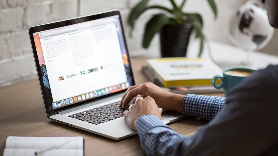 Come lavorare ad agosto senza annoiarsi