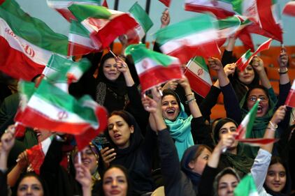 Iran in partenza per i Mondiali. I giocatori baciano il Corano 3