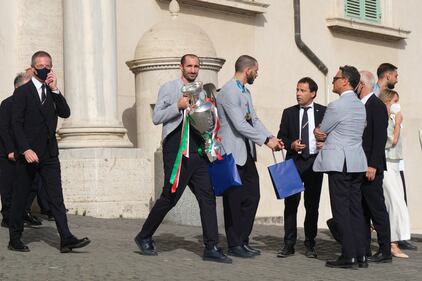 La grande festa per le strade di Roma: la gente rende omaggio all'Italia di Mancini 14