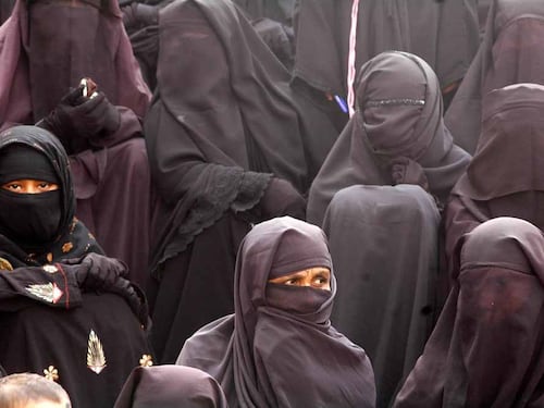 Bufera in Svezia per l’hijab sui libri scolastici: “Normalizza la sessualizzazione islamica dei bimbi”