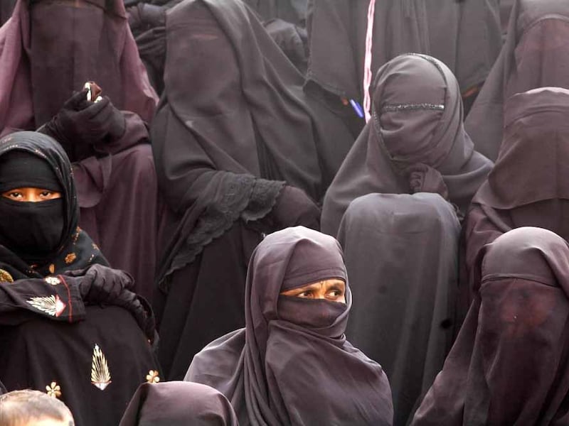 Bufera in Svezia per l’hijab sui libri scolastici: “Normalizza la sessualizzazione islamica dei bimbi”