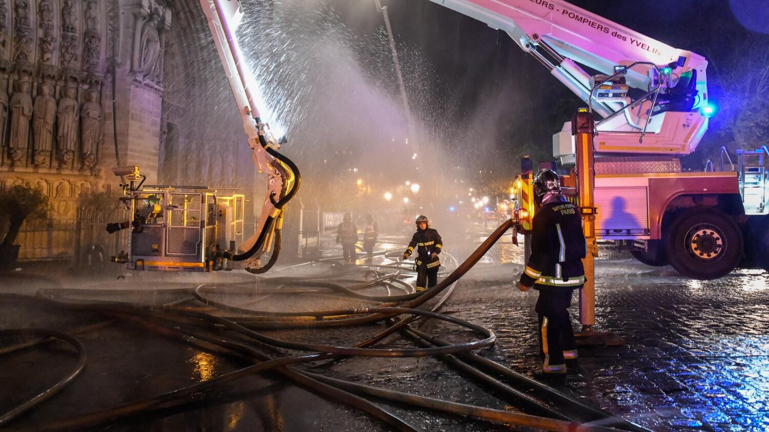 "Disastro accidentale", già sentiti 15 operai. Si indaga sulla scintilla fatale per Notre-Dame
