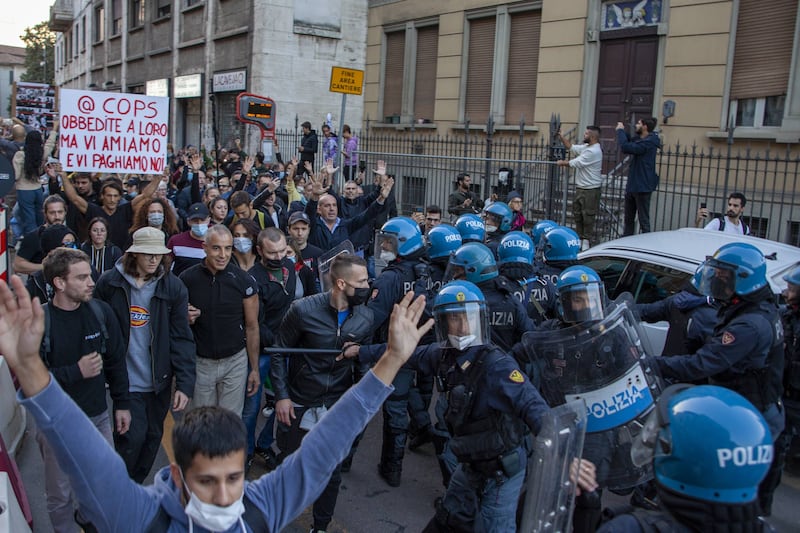Manifestazione no pass a Milano. Scontri con la polizia 2