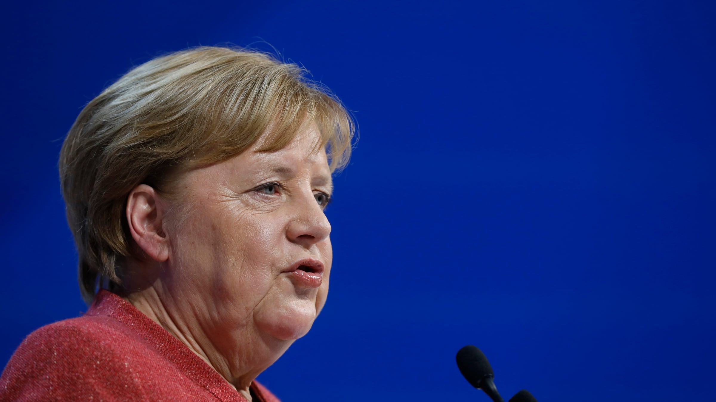 Merkel si vanta di aver spolpato i greci: "Io cattiva? Grazie all'austerity ora mi ringraziano”