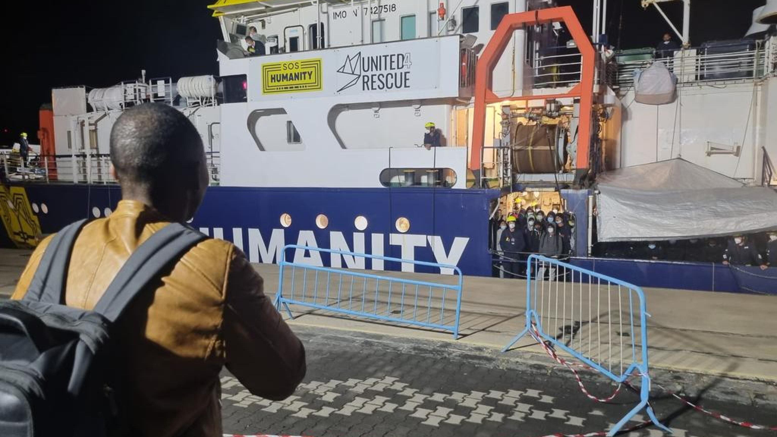 L'ammiraglio smonta i buonisti: "Un blocco navale per fermare i migranti"