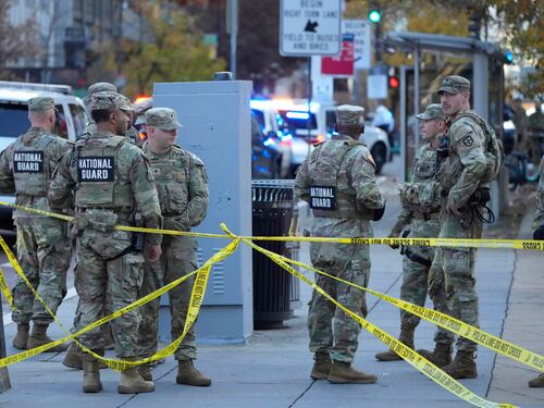Paura a Washington, spara a due militari. La rabbia di Trump: "Animale, pagherà"