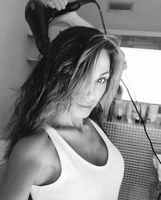 Anna Tatangelo, seno strizzato e nudo integrale 10