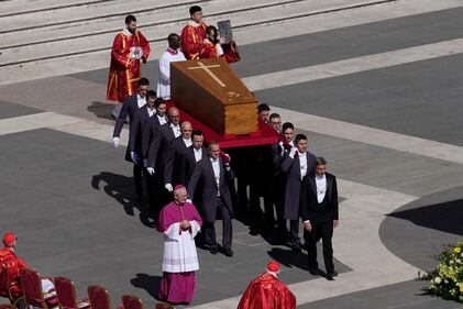 Il feretro in piazza San Pietro 8