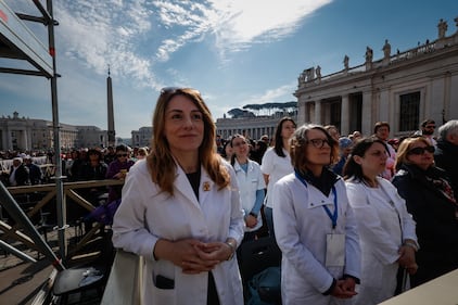 Papa Francesco torna tra i fedeli in piazza San Pietro 7