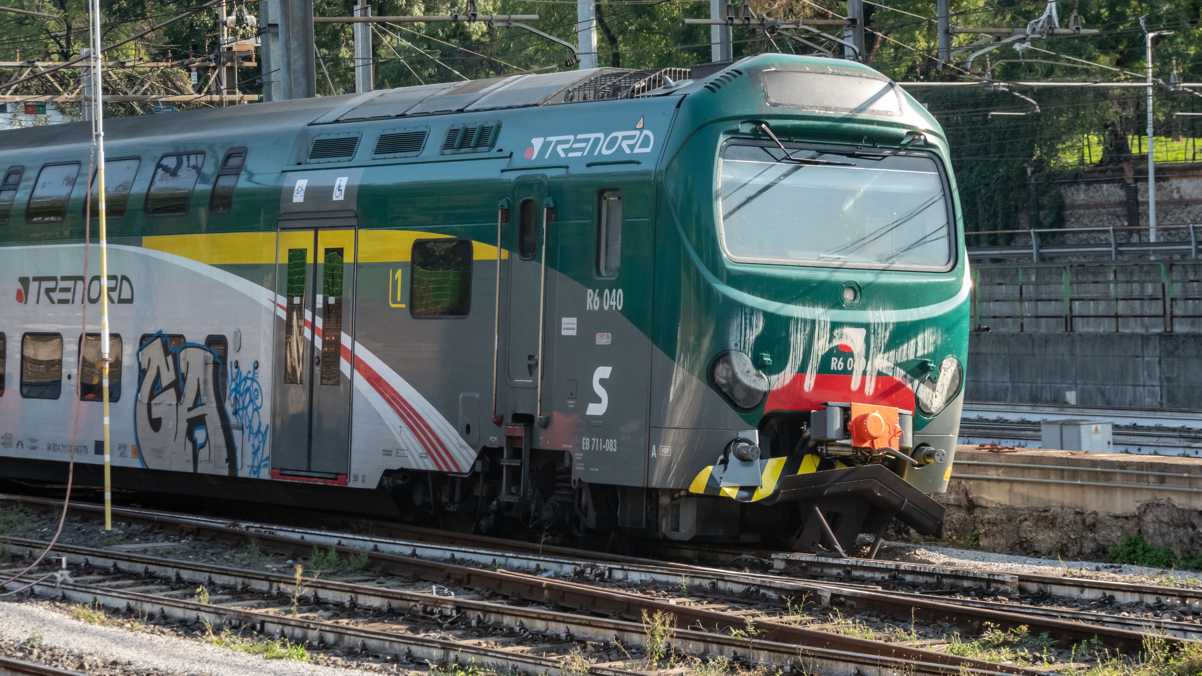 Passeggero senza biglietto lo aggredisce, ma paga il capotreno: 15mila euro di spese legali