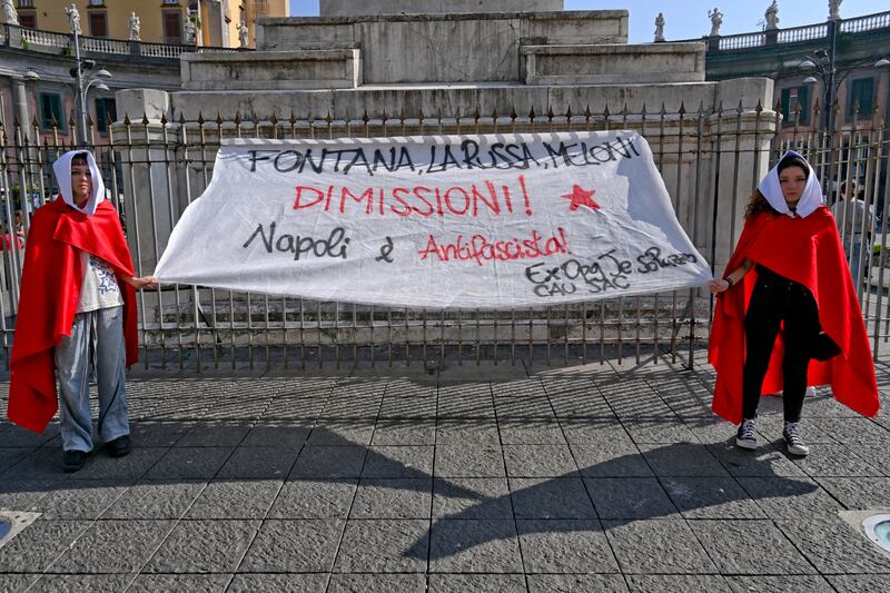 Napoli, il flash mob contro La Russa, Fontana e Meloni 17