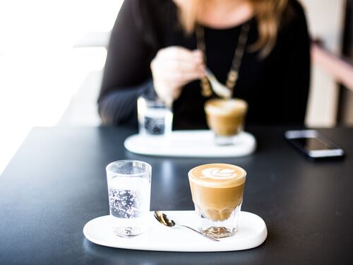 I due marocchini razzisti attaccano una barista: "Non puoi lavorare, nera"