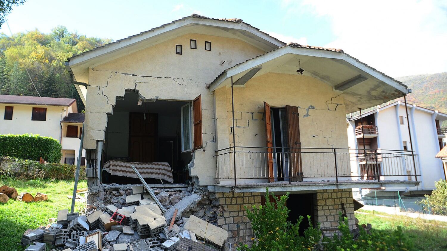 Abbandonato e pure indagato Il sindaco di Ussita si arrende