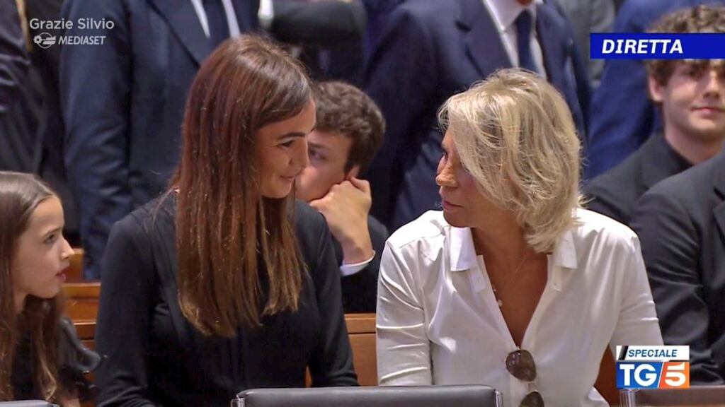 L'omaggio della De Filippi al Cav: ecco perché era vestita di bianco