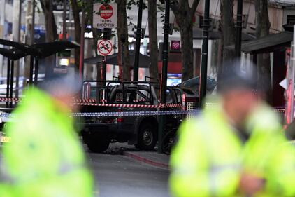 Terrore a Melbourne: fa esplodere l'auto e accoltella i passanti 6