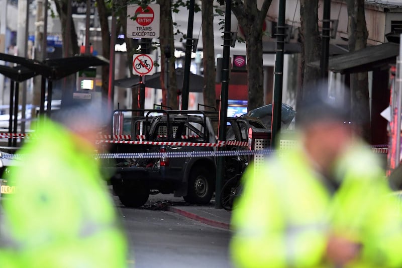 Terrore a Melbourne: fa esplodere l'auto e accoltella i passanti 6