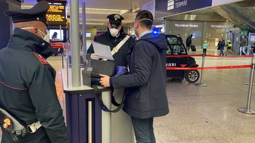 I controlli dei carabinieri alla stazione Termini dopo la promulgazione del decreto di Conte 5