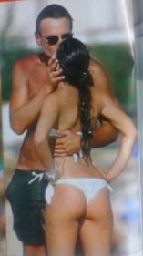 Roberto Farnesi al mare con la fidanzata: baci e carezze hot 3