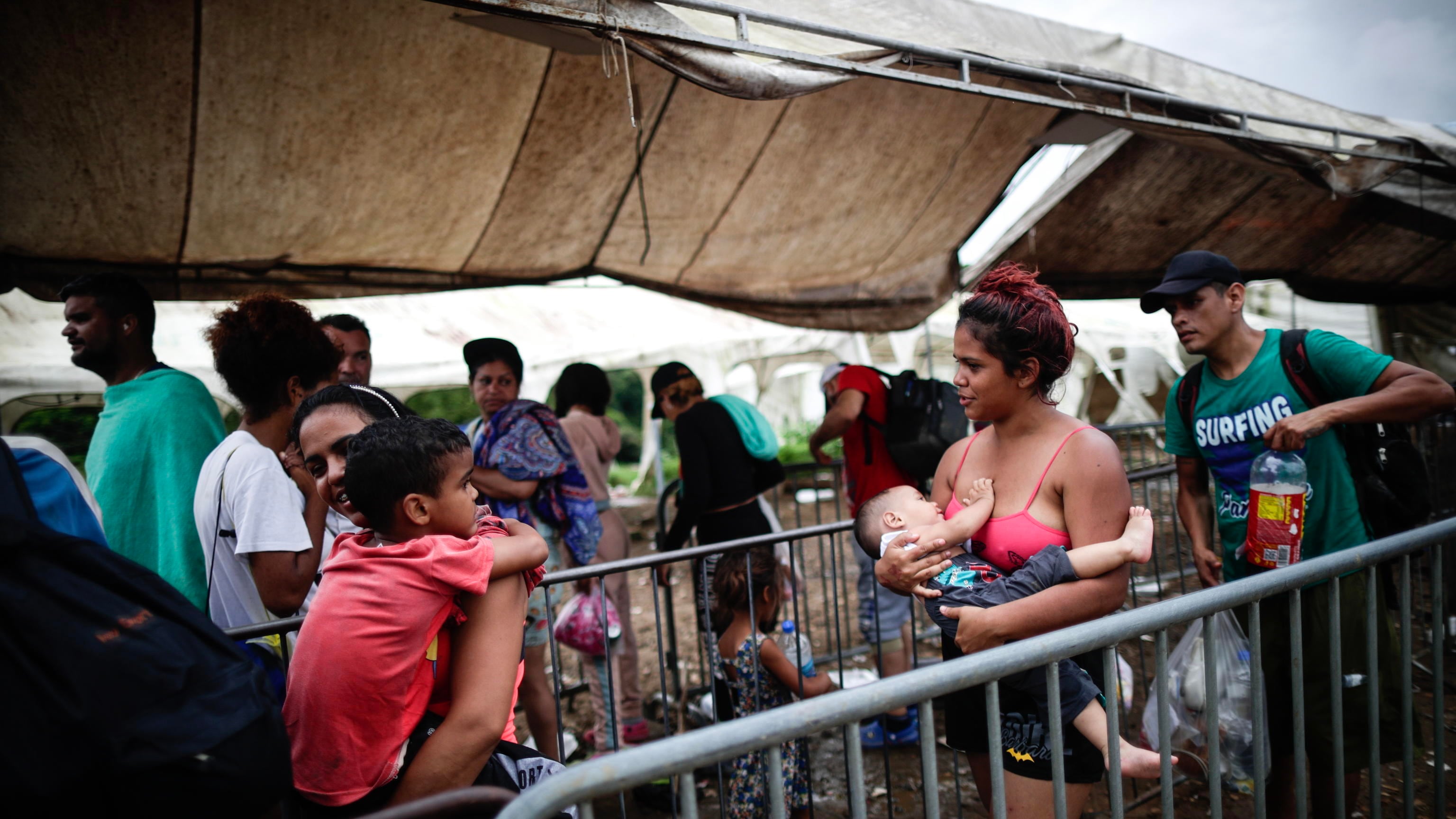 "Siamo a un punto di rottura". Bomba migranti in Texas. E Biden manda l'esercito