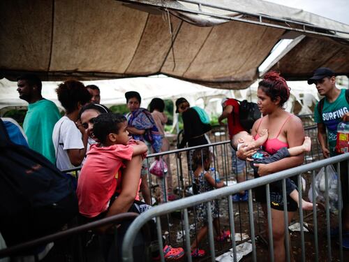 "Siamo a un punto di rottura". Bomba migranti in Texas. E Biden manda l'esercito