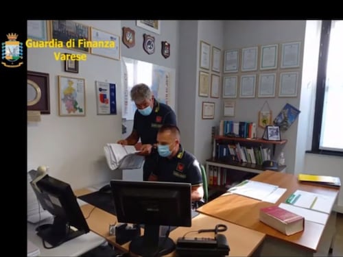 Arrestato il vigile "mangione": toglieva multe e sanzioni in cambio di frutta e verdura