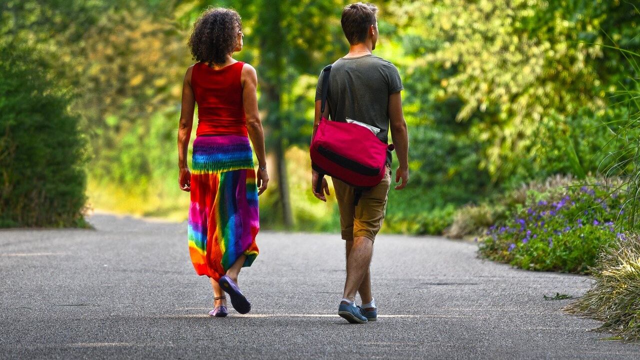 Camminare, virtù e benefici di un'attività sana e a costo zero