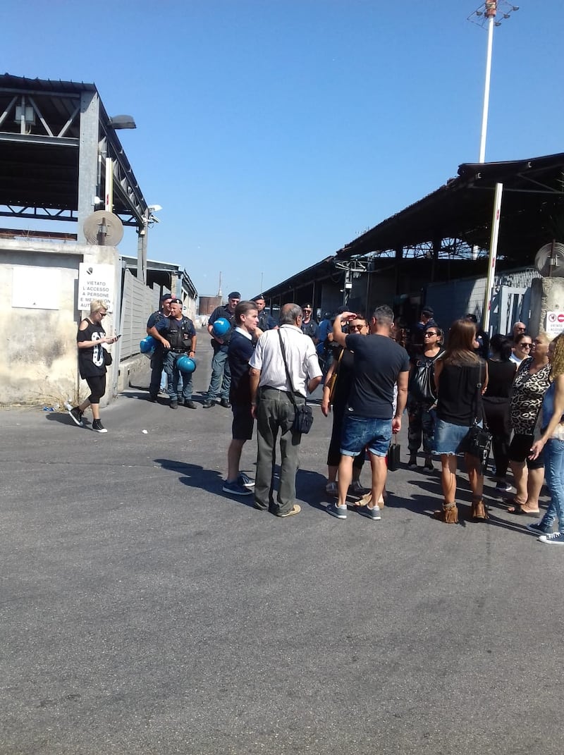 Napoli, miasmi dal sito di stoccaggio dei rifiuti: il presidio dei residenti 4