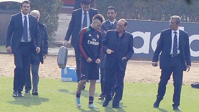 Il consiglio di Berlusconi a El Shaarawy: "Giù la testa e il tiro non va alto"