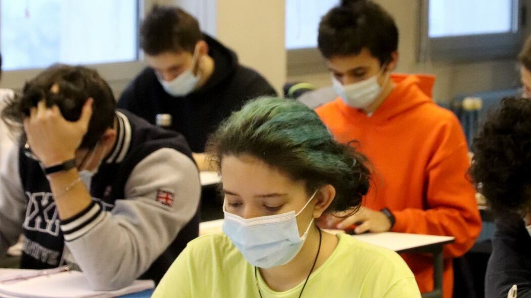 Studentessa cacciata da scuola perché porta il dolcevita: "Crea disagio a insegnante uomo"