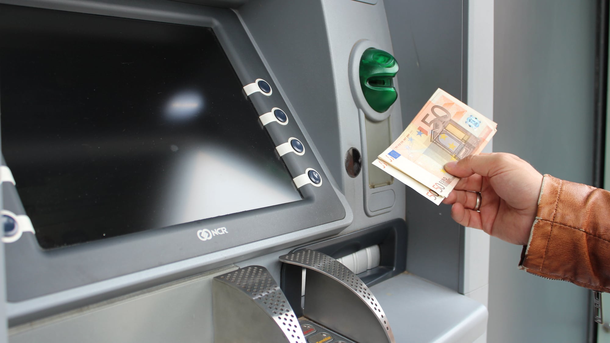 Bancomat, quanto costa (davvero) prelevare: tutto ciò che c'è da sapere