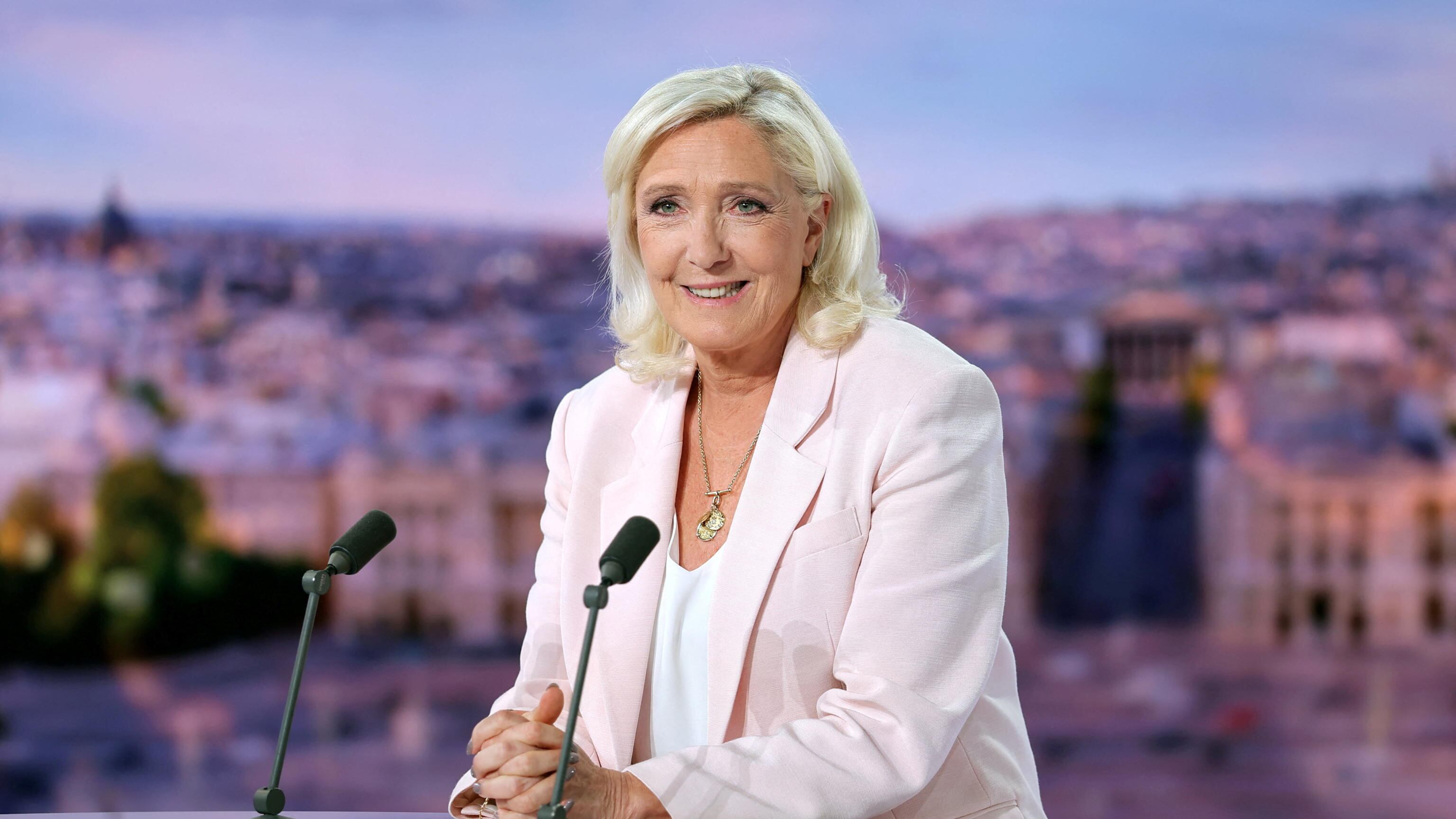 Le Pen ricorre in Cassazione dopo la condanna: “Corro per l’Eliseo senza braccialetto elettronico”
