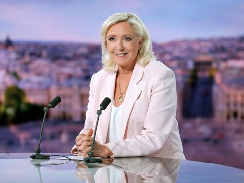 Le Pen ricorre in Cassazione dopo la condanna: “Corro per l’Eliseo senza braccialetto elettronico”
