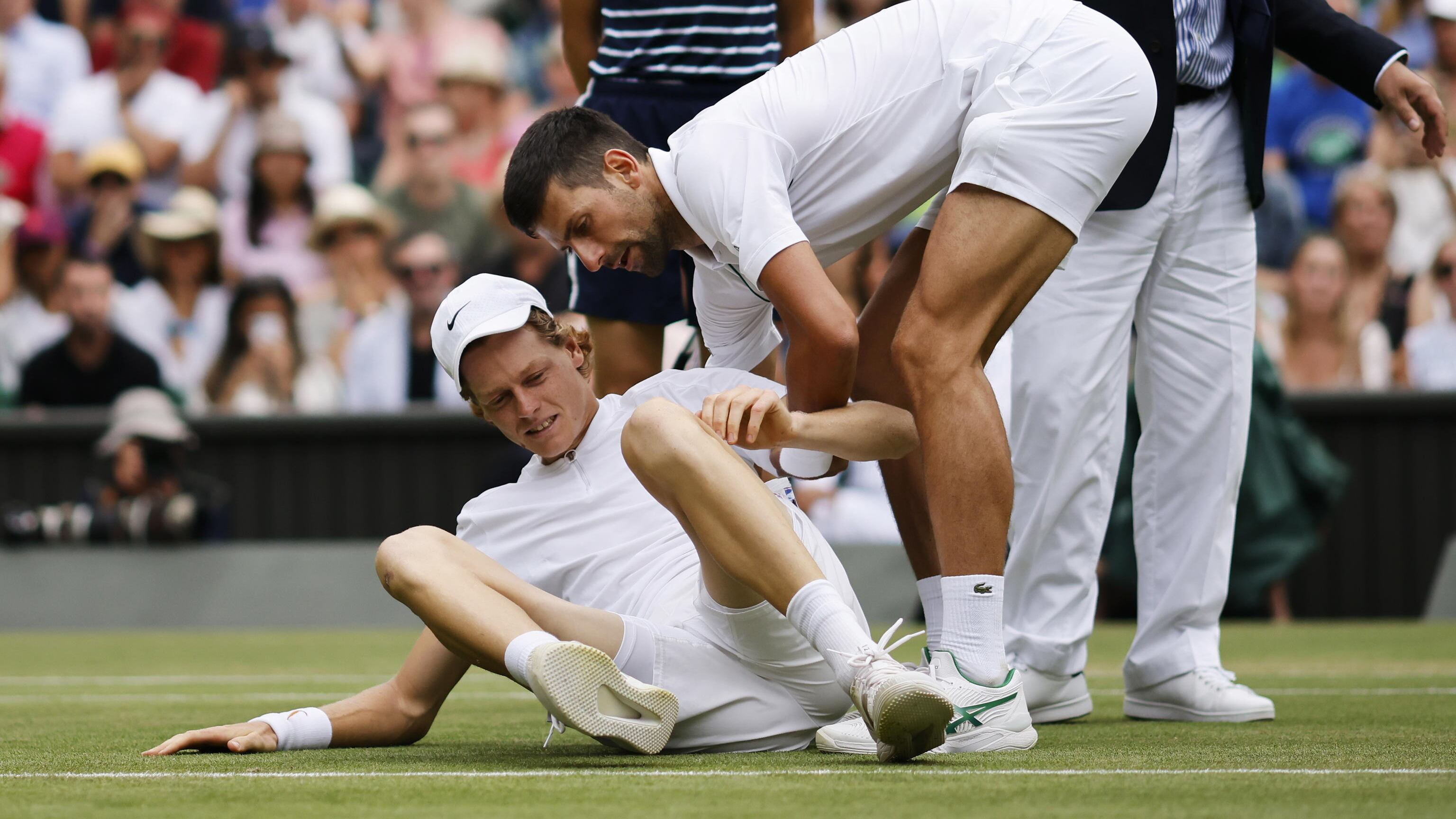 Sinner, la strada è giusta ma fa il Djokovic a metà. E Nole si salva in bagno
