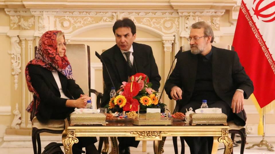 Bonino fermata all'aeroporto di Teheran: le autorità iraniane le fanno mettere il velo