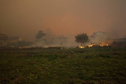 Le fiamme devastano Galizia e Portogallo 8