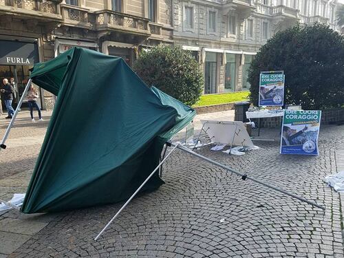 Monza, centri sociali assaltano gazebo della Lega Nord