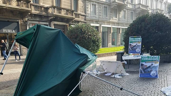 Monza, centri sociali assaltano gazebo della Lega Nord