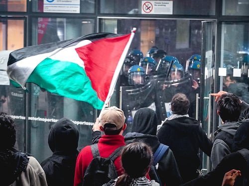 "Nessuna tregua per voi". Pro Pal assaltano la stazione di Porta Susa a Torino: respinti
