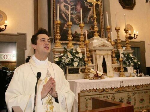 Sesso, droga e festini in chiesa con i soldi dei fedeli: condannato a risarcire l'ex parroco
