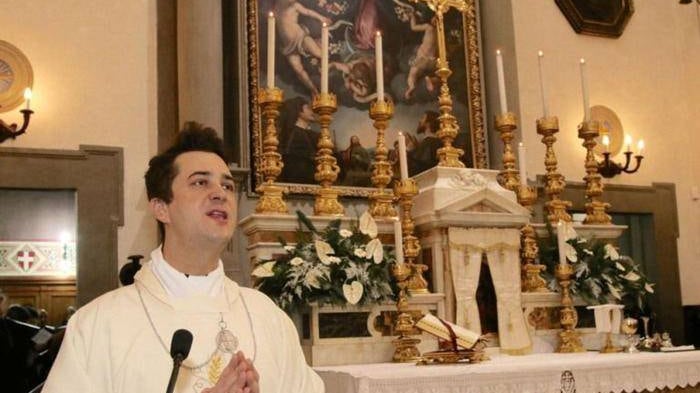 Sesso, droga e festini in chiesa con i soldi dei fedeli: condannato a risarcire l'ex parroco