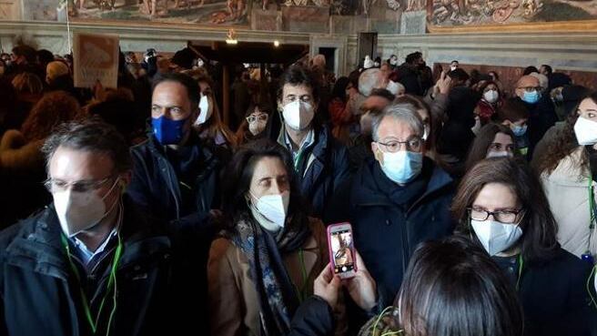 Lombardia, boom di casi. A Napoli nuovo ceppo. Mini-zone rosse in bilico