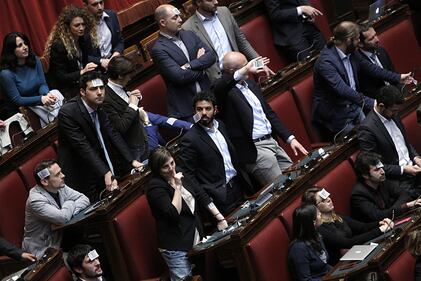 Dl lavoro, bagarre in Aula. I deputati grillini si incollano codici a barra sulla fronte 4