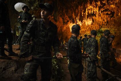 Thailandia, paura per 12 bambini intrappolati in una grotta 12