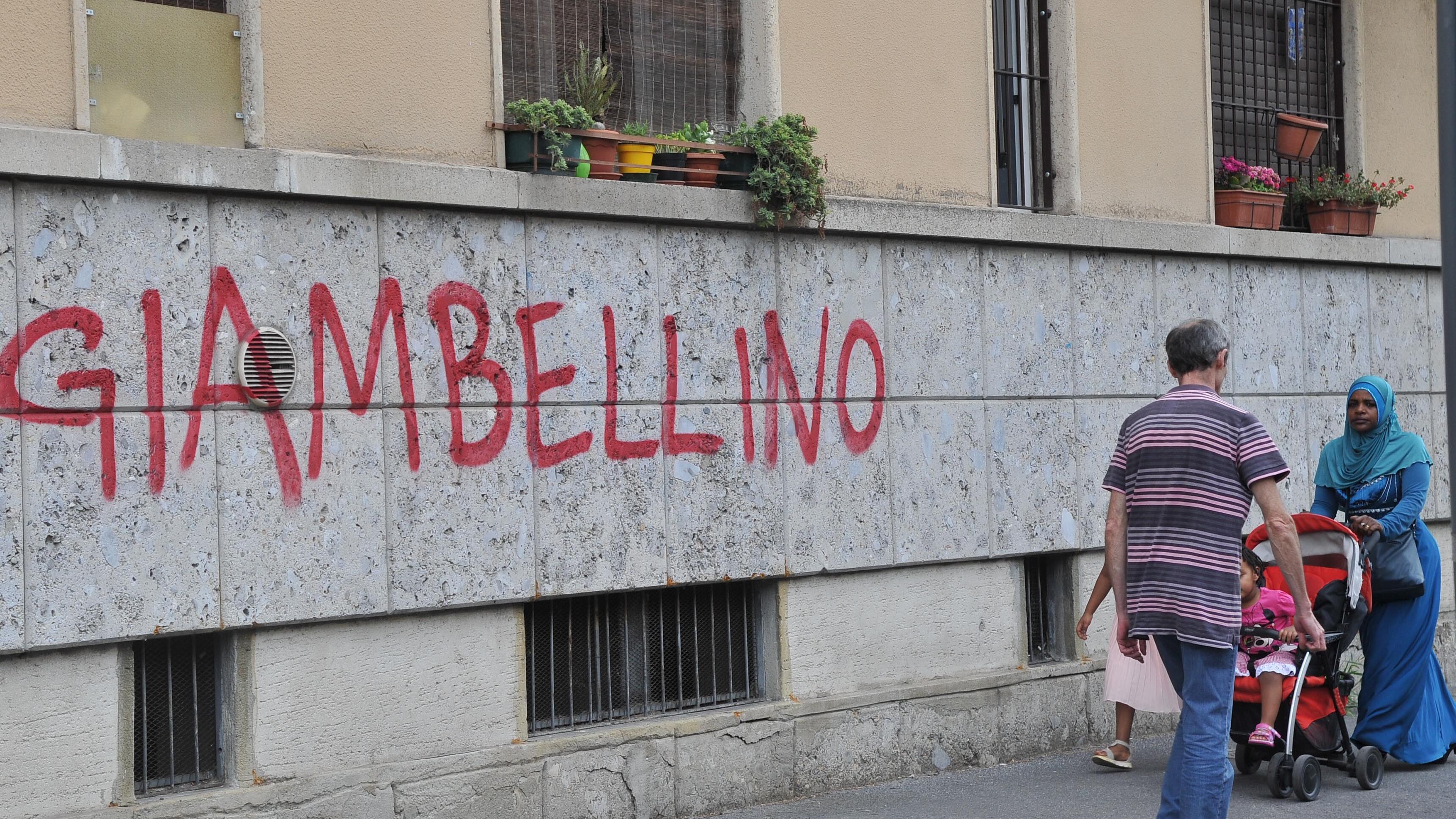 Immigrato gli occupa la casa: anziano dorme in pianerottolo