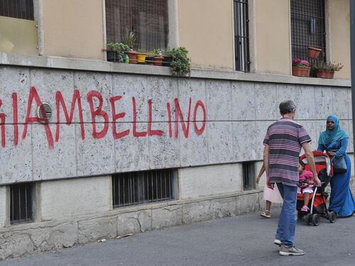 Immigrato gli occupa la casa: anziano dorme in pianerottolo
