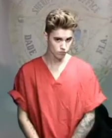 Justin Bieber, smorfie e boccacce in prigione prima di uscire su cauzione 1