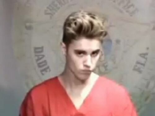 Justin Bieber, smorfie e boccacce in prigione prima di uscire su cauzione