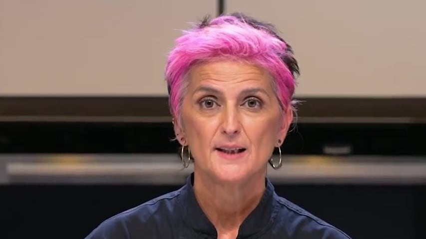 La chef Cristina Bowerman critica la titolare dell'osteria per il piattino a 2 euro