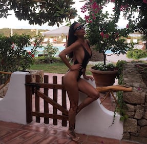 Antonella Mosetti, lato b hot in costume 6