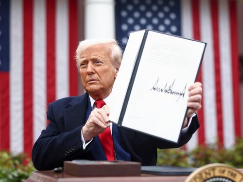 Stangata Trump: "Stati Uniti derubati, ora dazi reciproci. Auto, subito il 25%. Europa patetica, tariffe del 20%"